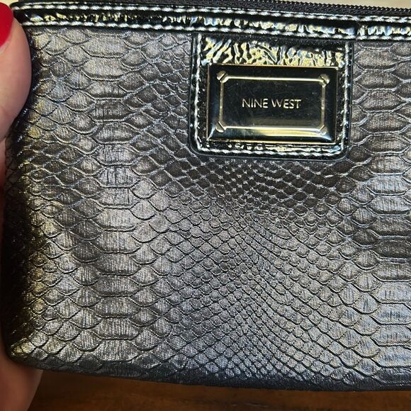 Nine wear  wristlet impeccable condition faux snake leather gray and black - Picture 9 of 10